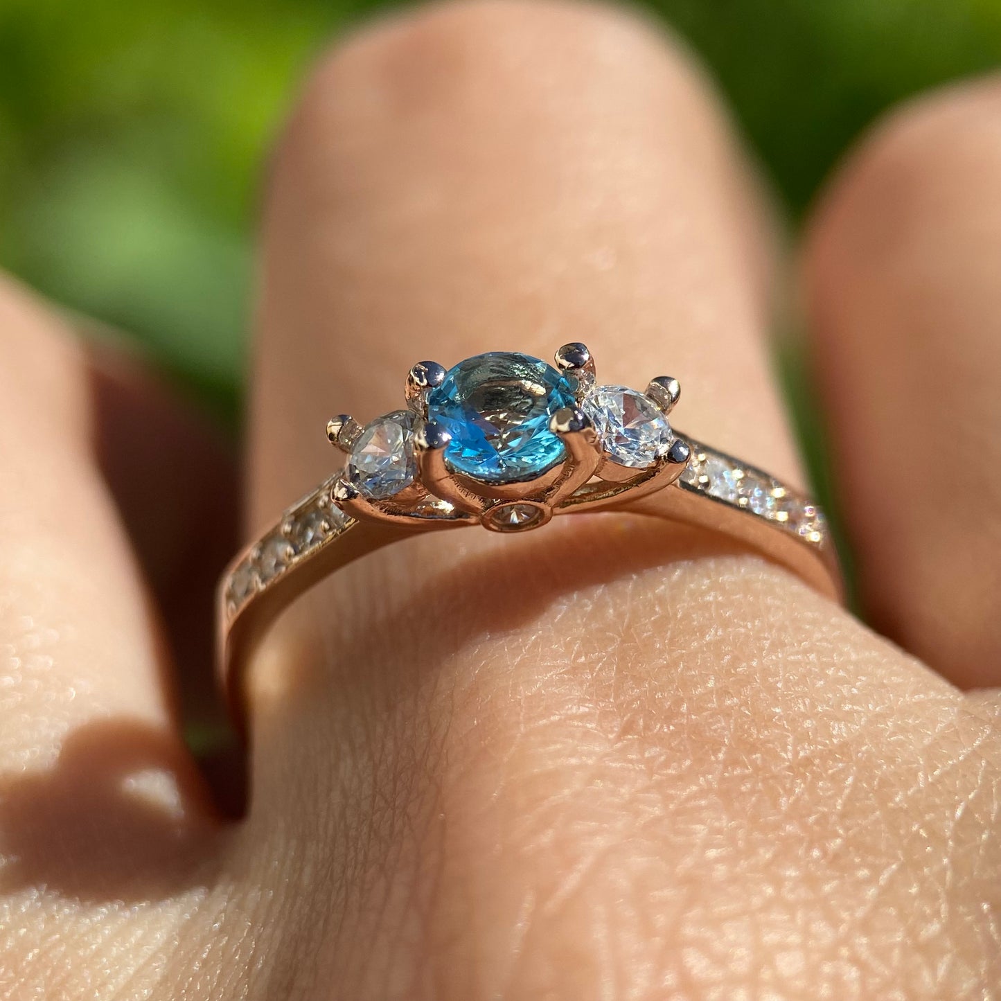 Anillo Cielo en plata con baño de oro rosa con circonia azul