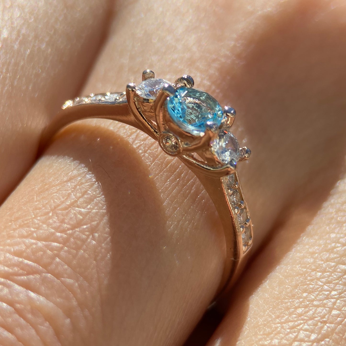 Cielo ring in silver with rose gold plating and blue zirconia