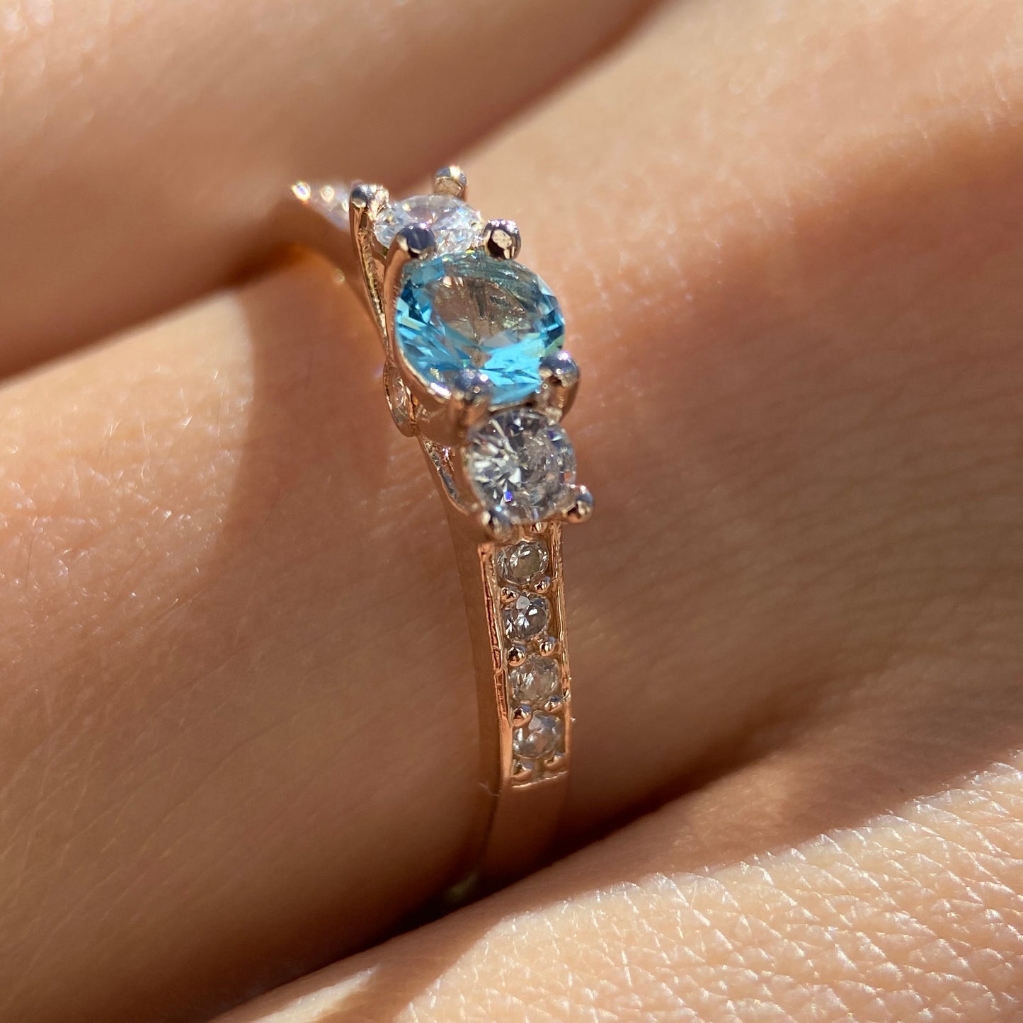 Anillo Cielo en plata con baño de oro rosa con circonia azul