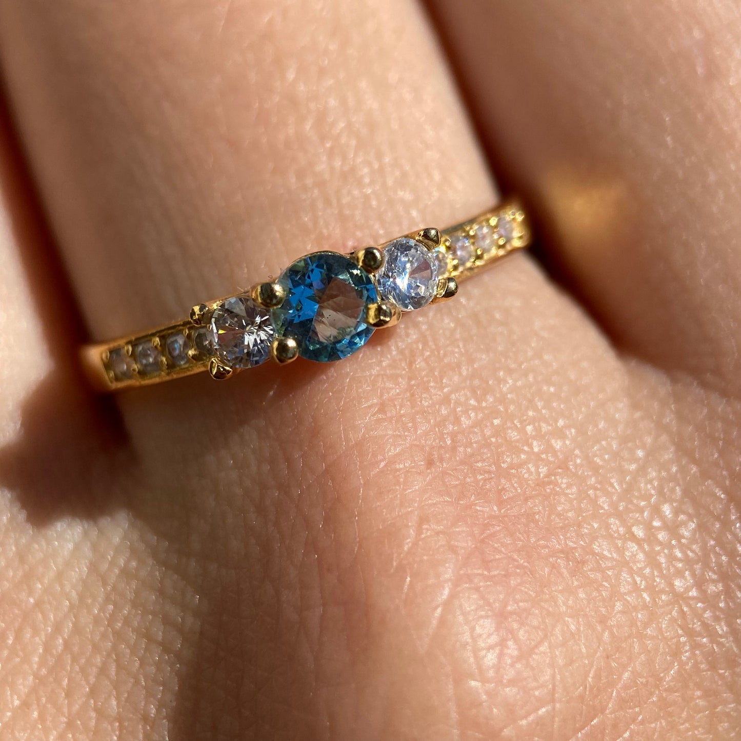 Anillo Cielo en plata con baño de oro amarillo con circonia azul