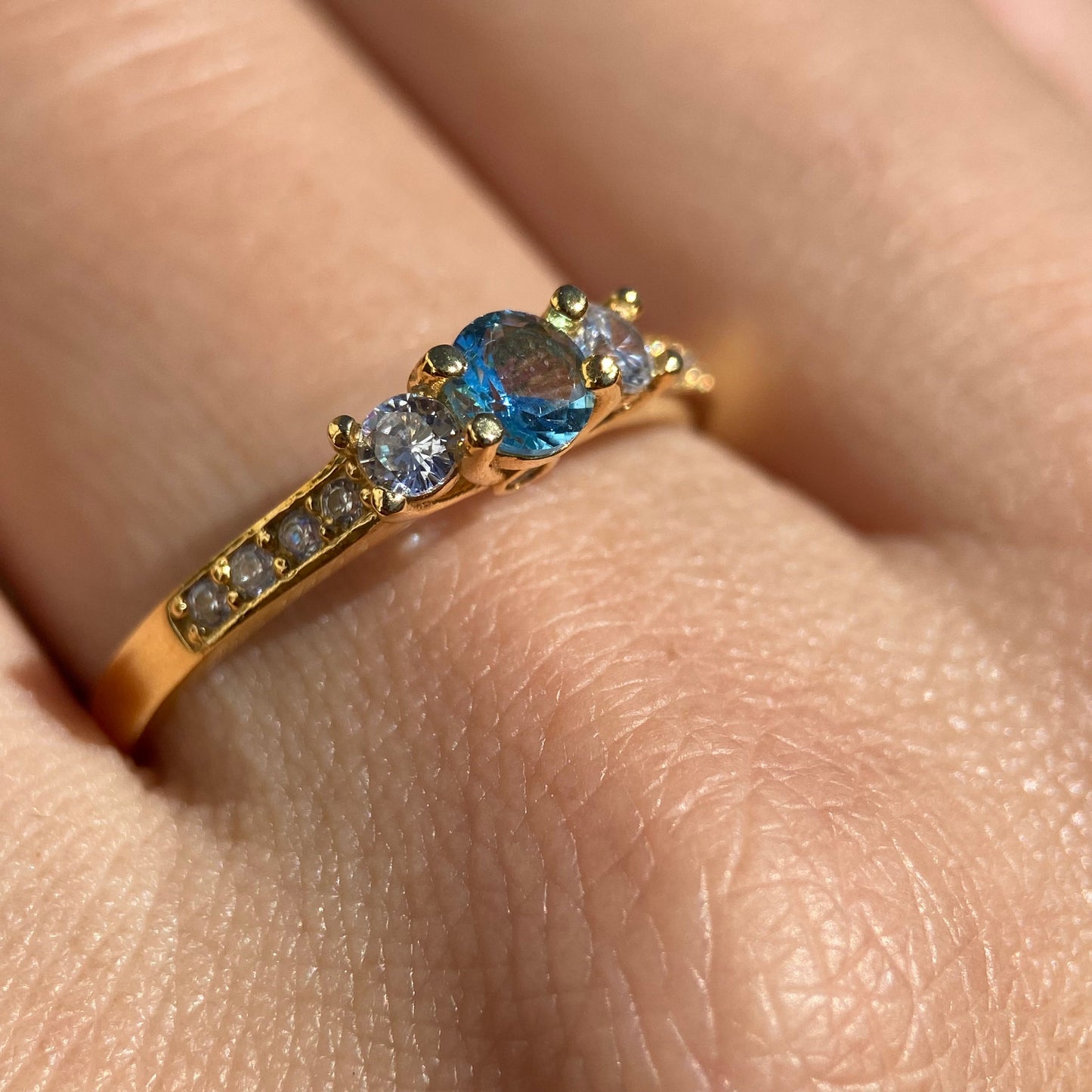 Anillo Cielo en oro amarillo 14k con circonia azul