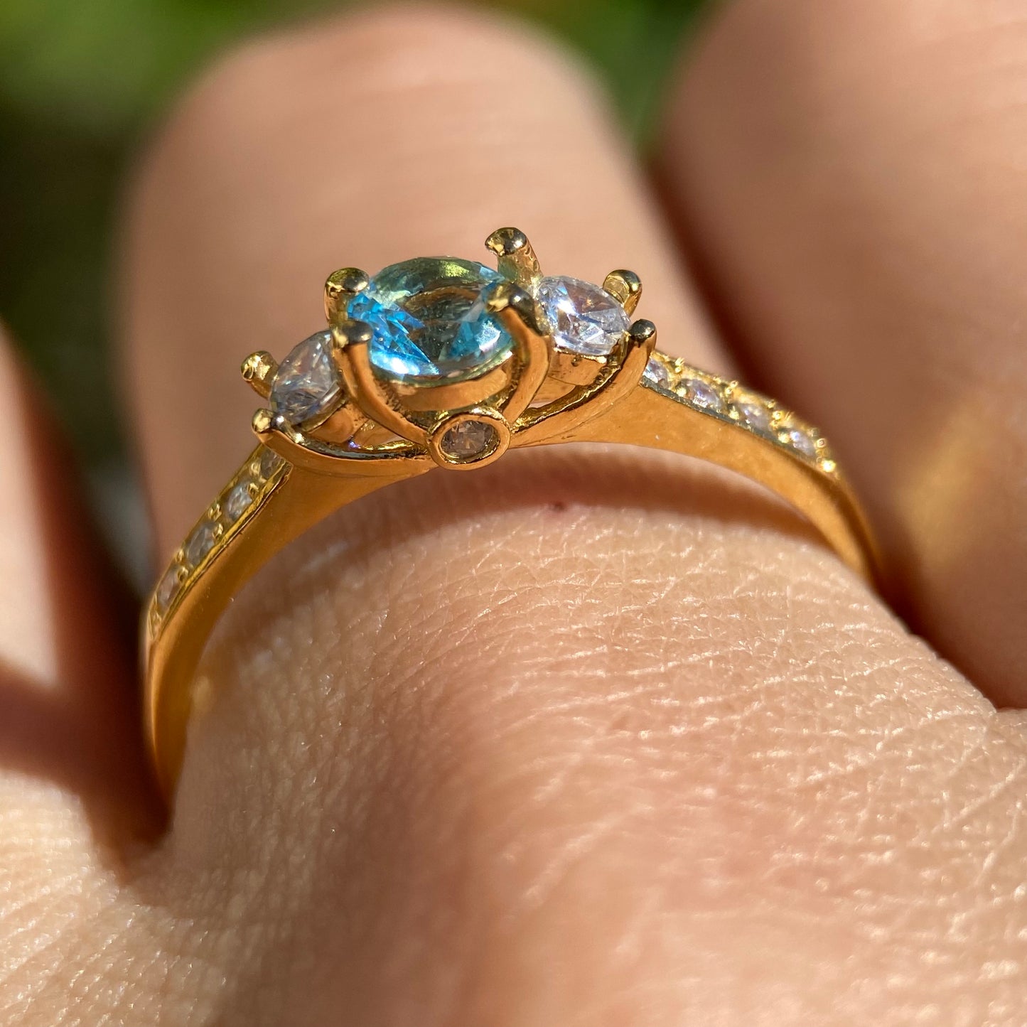 Anillo Cielo en plata con baño de oro amarillo con circonia azul