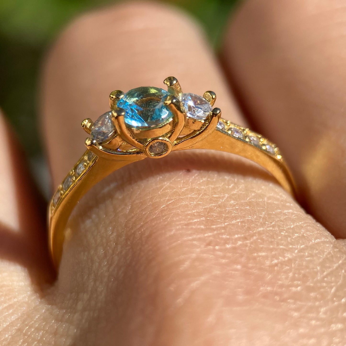 Anillo Cielo en oro amarillo 14k con circonia azul