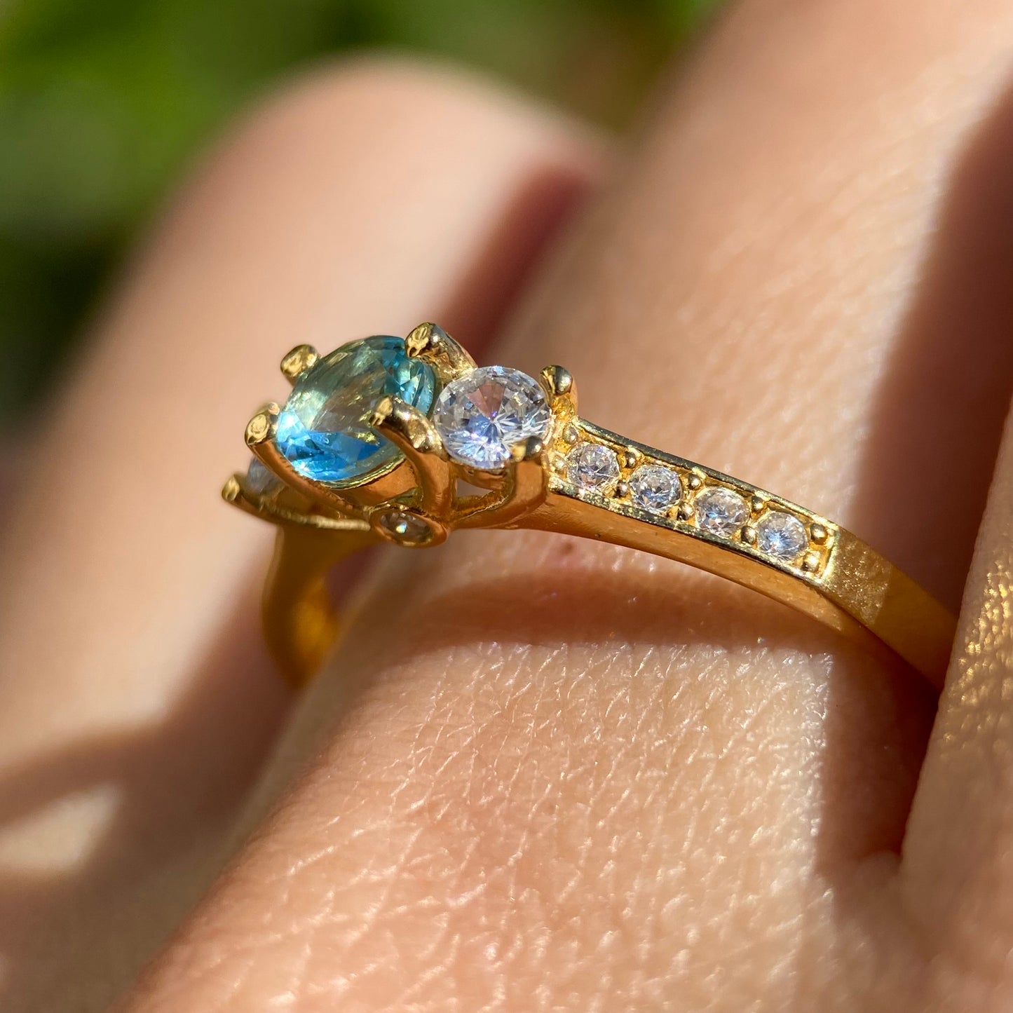 Anillo Cielo en plata con baño de oro amarillo con circonia azul