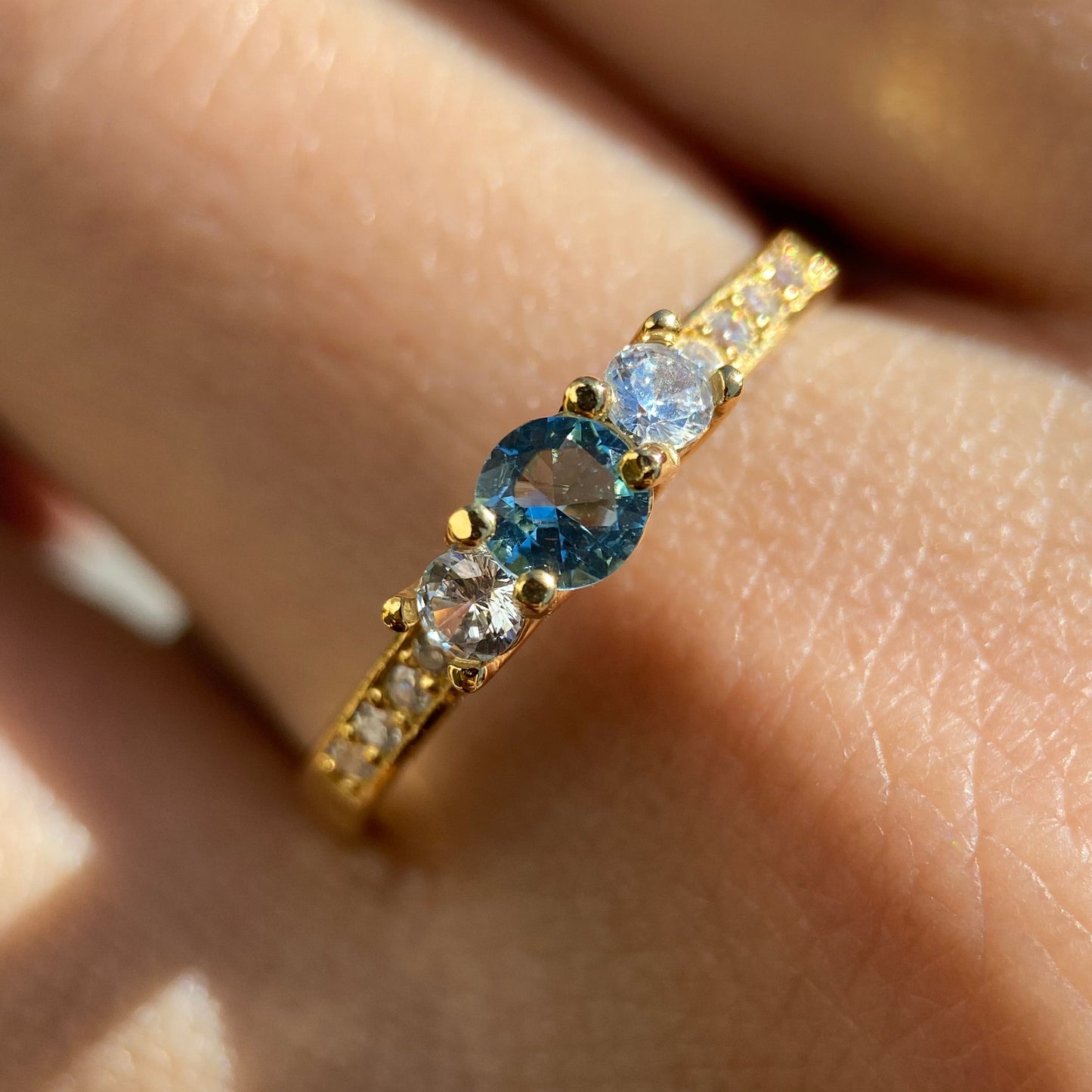 Anillo Cielo en oro amarillo 14k con circonia azul