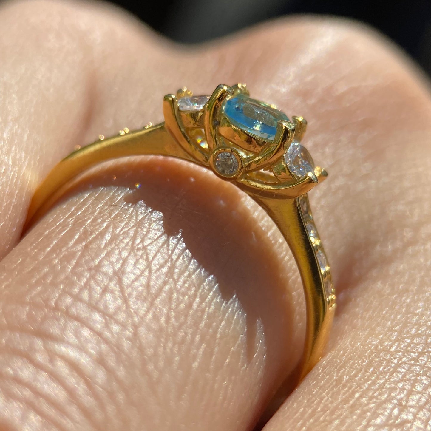 Anillo Cielo en oro amarillo 18k con circonia azul