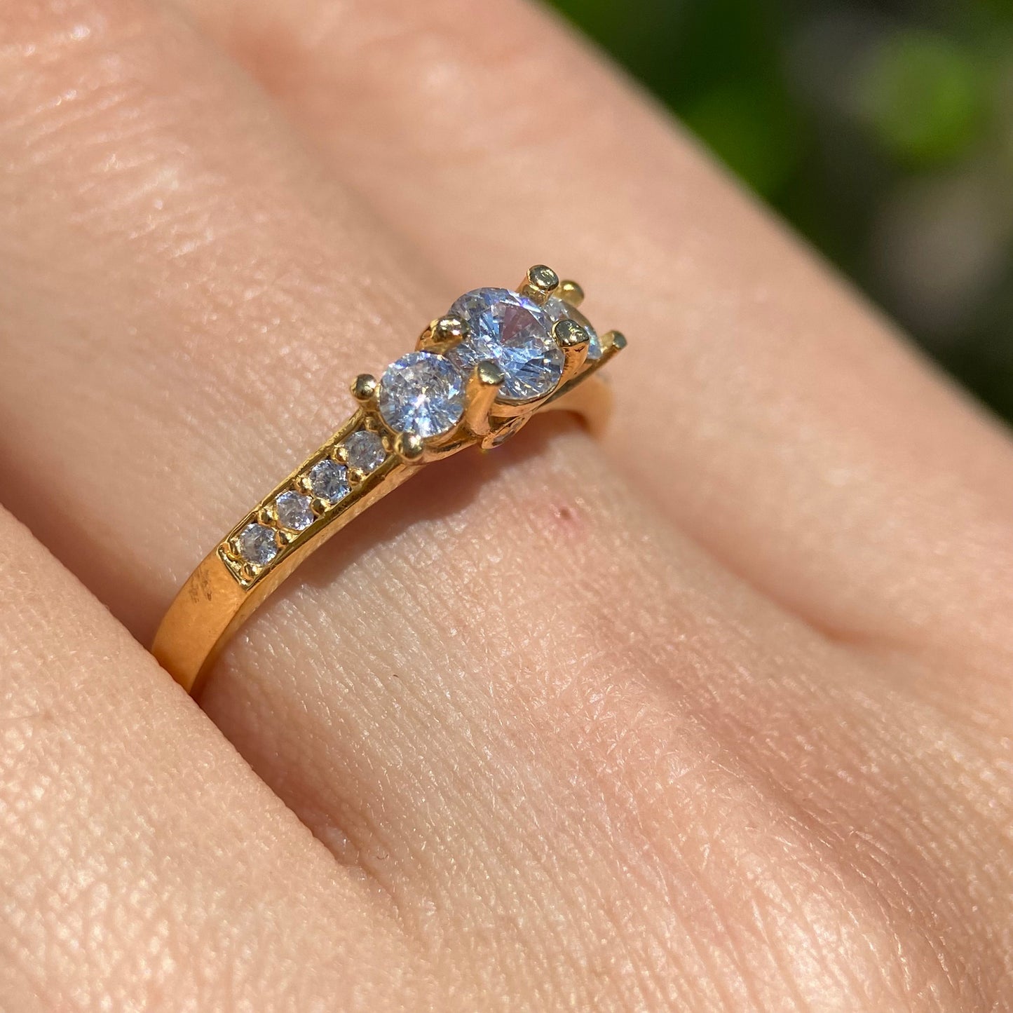 Cielo ring in 18k yellow gold with white zirconia