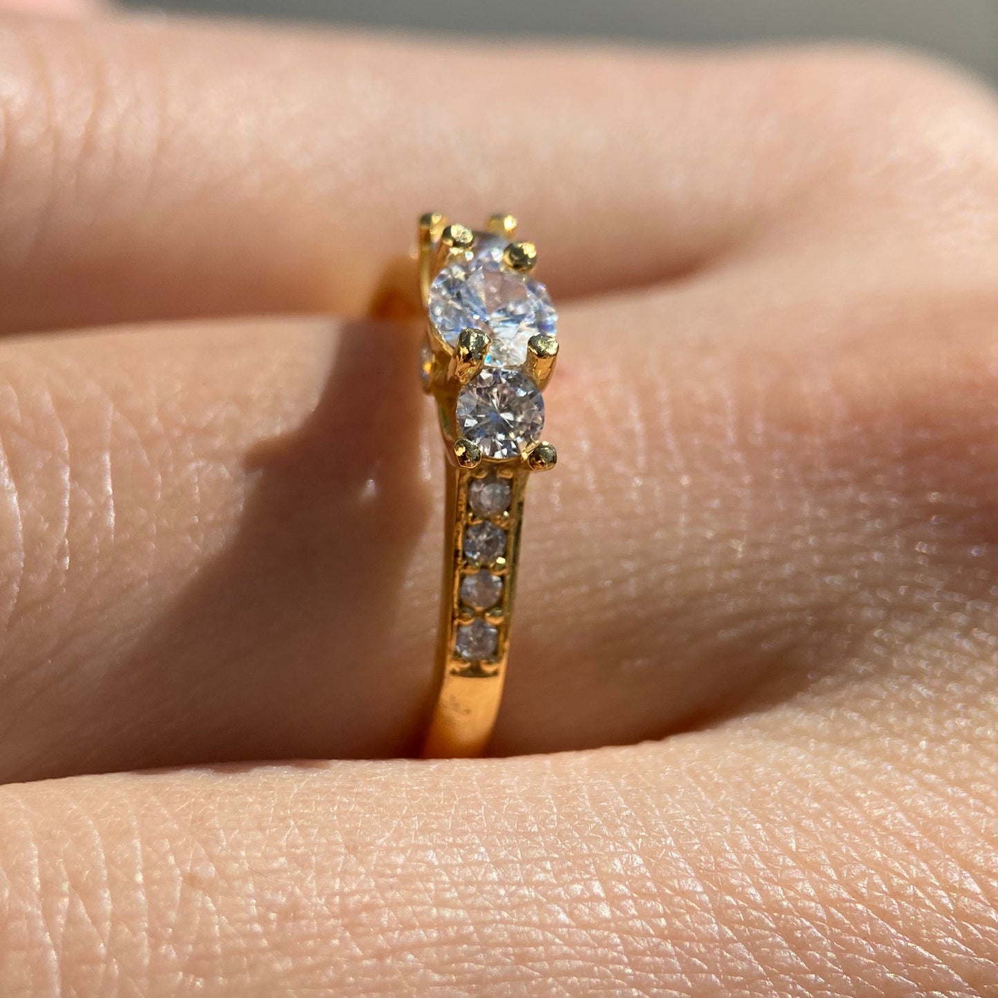 Cielo ring in 18k yellow gold with white zirconia