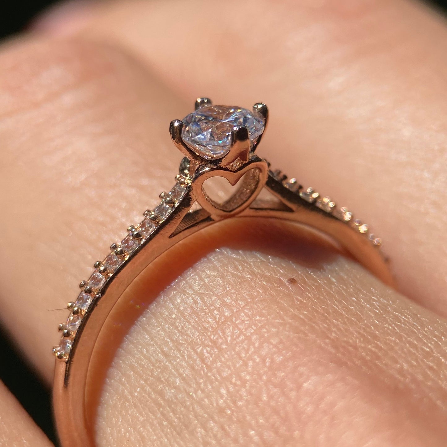 Arnel ring in 18k rose gold with zircons 