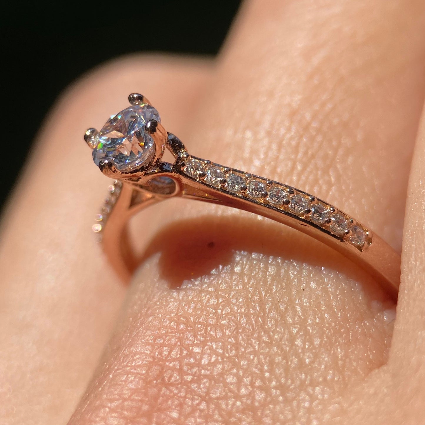 Arnel ring in 18k rose gold with zircons 