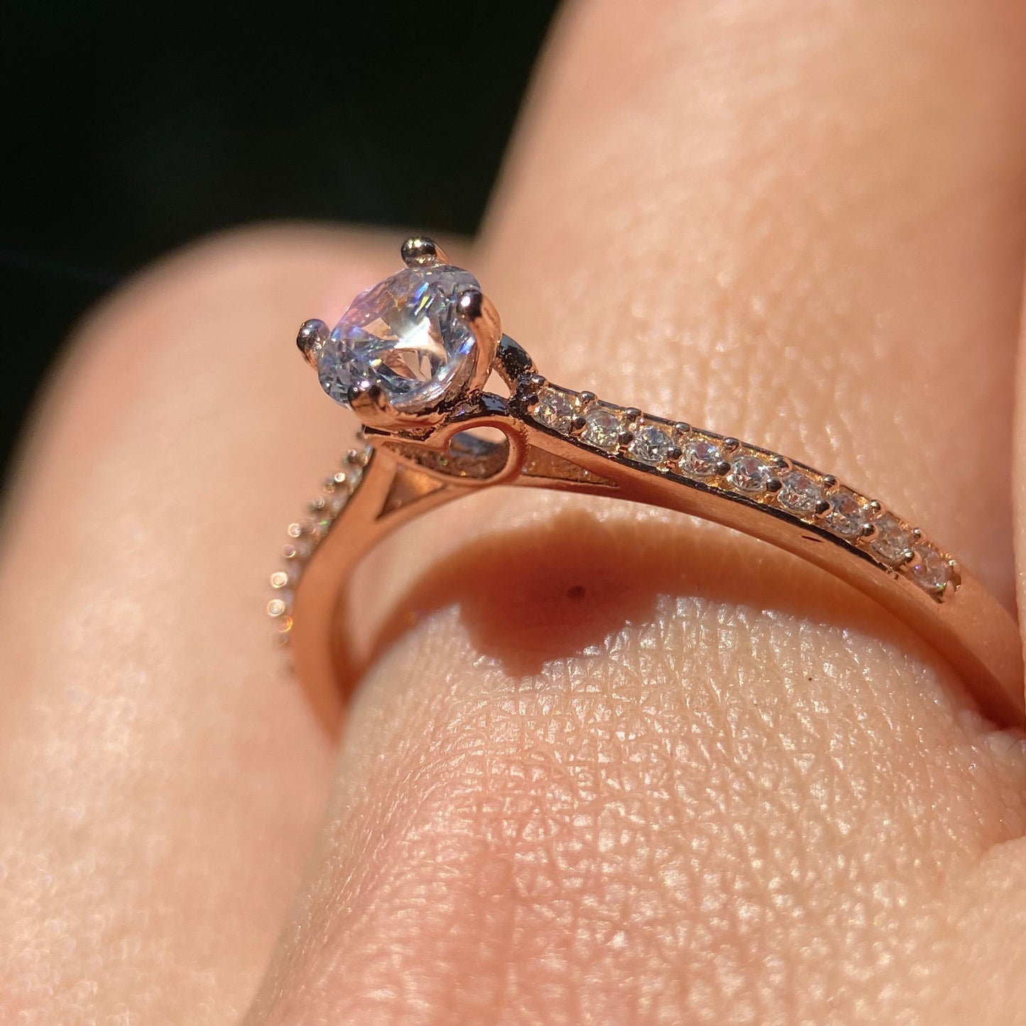 Arnel ring in 18k rose gold with zircons 