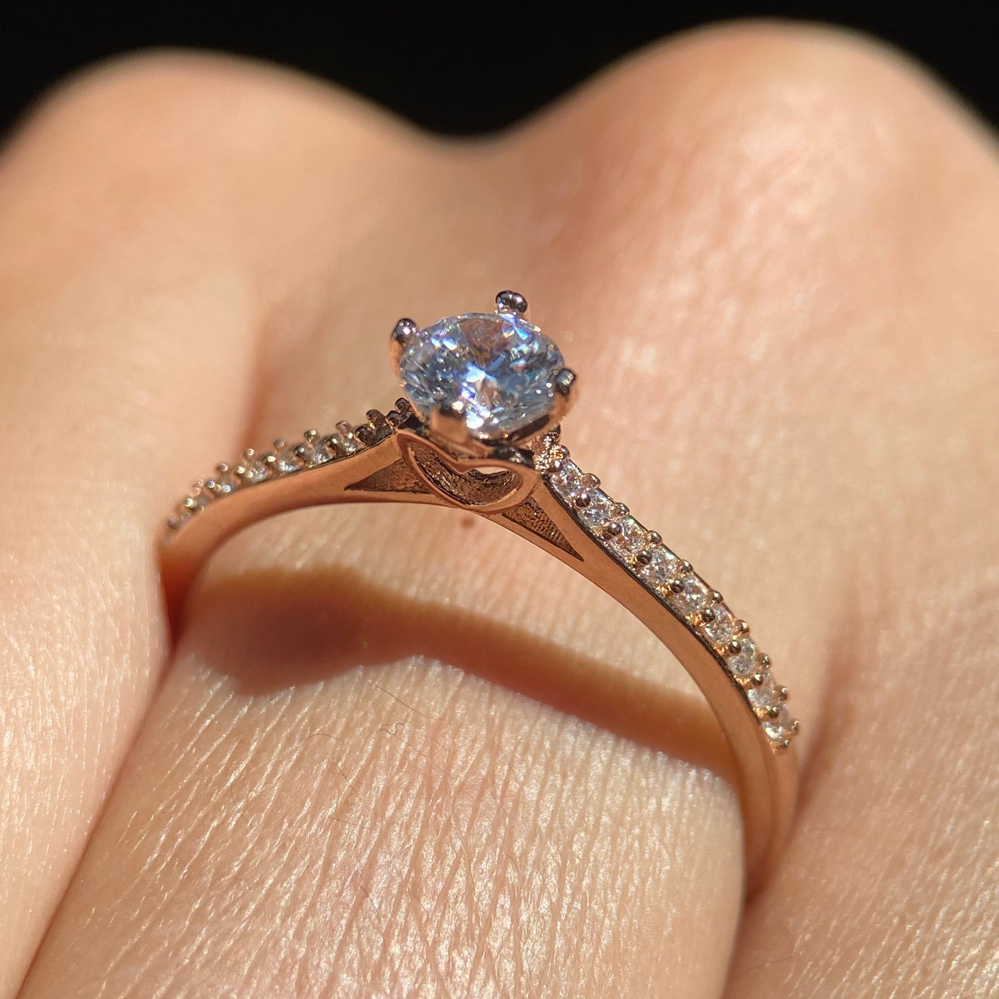 Arnel ring in 18k rose gold with zircons 