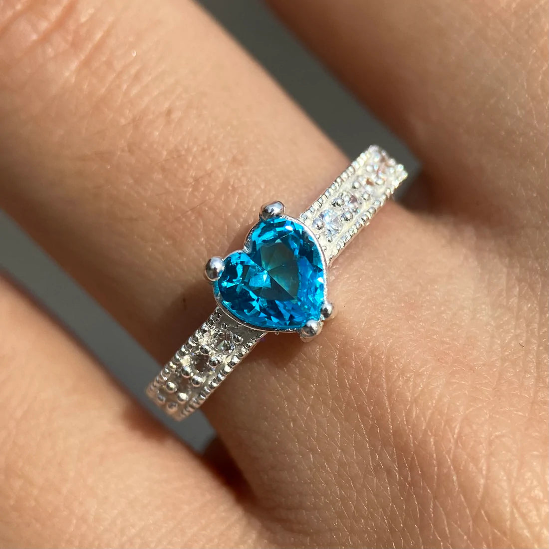 Anillo Fanny en oro blanco 14k con circonia azul cielo