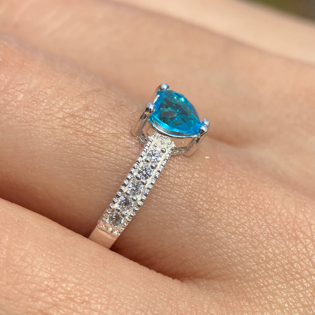 Anillo Fanny en oro blanco 10k con circonia azul cielo