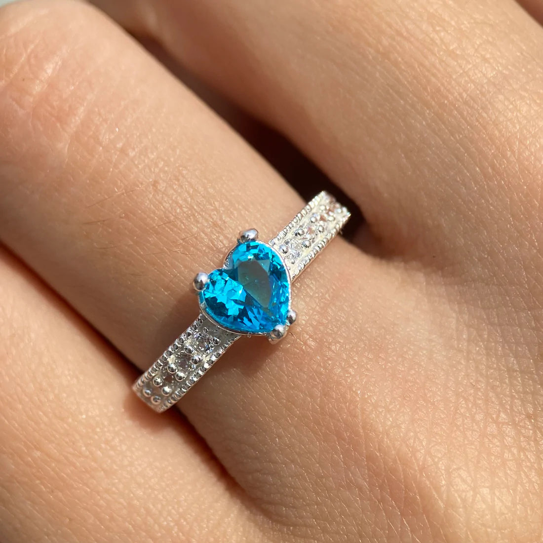 Anillo Fanny en oro blanco 14k con circonia azul cielo