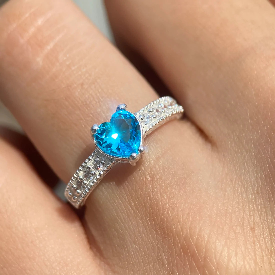 Anillo Fanny en oro blanco 14k con circonia azul cielo