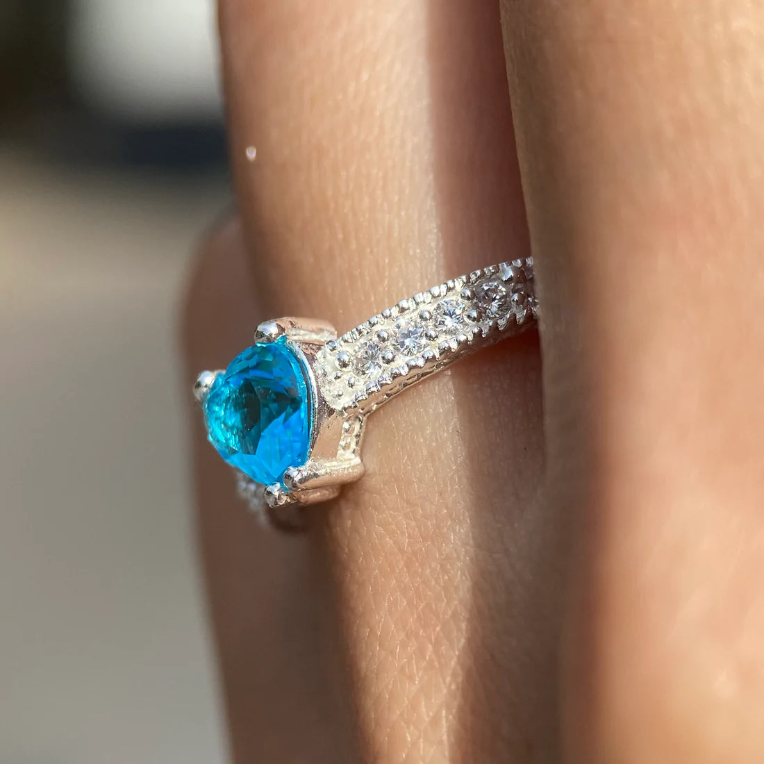 Anillo Fanny en oro blanco 14k con circonia azul cielo