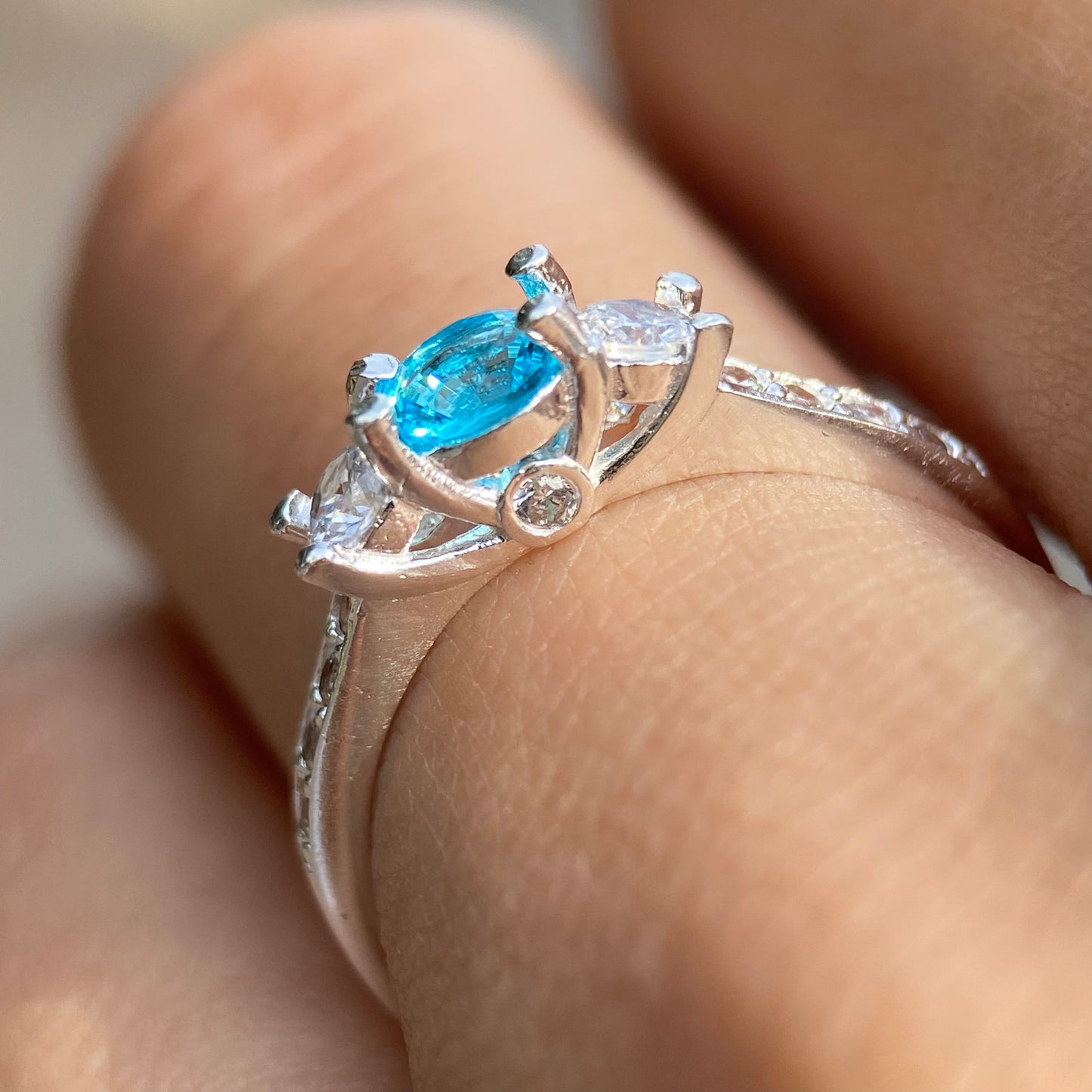 Cielo ring in 14k white gold with blue zirconia