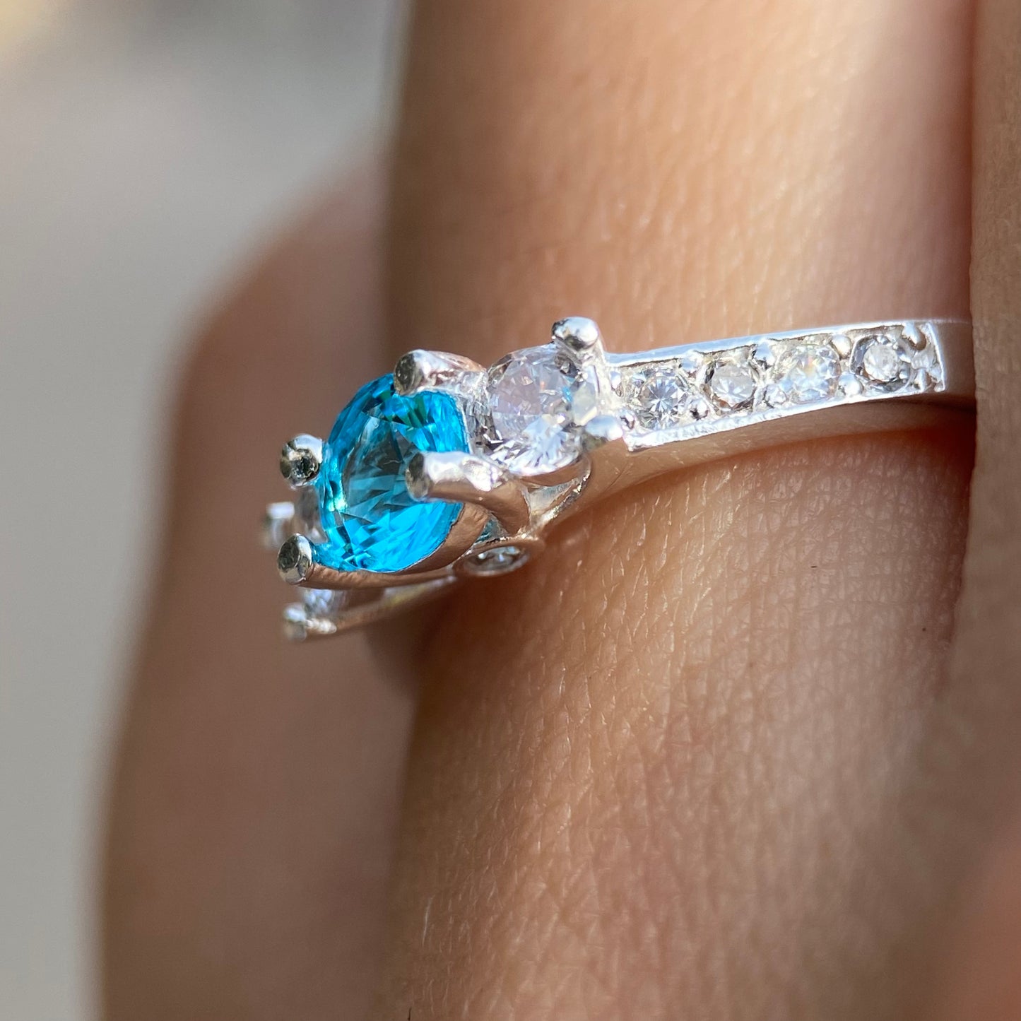 Cielo ring in 10k white gold with Blue zirconia