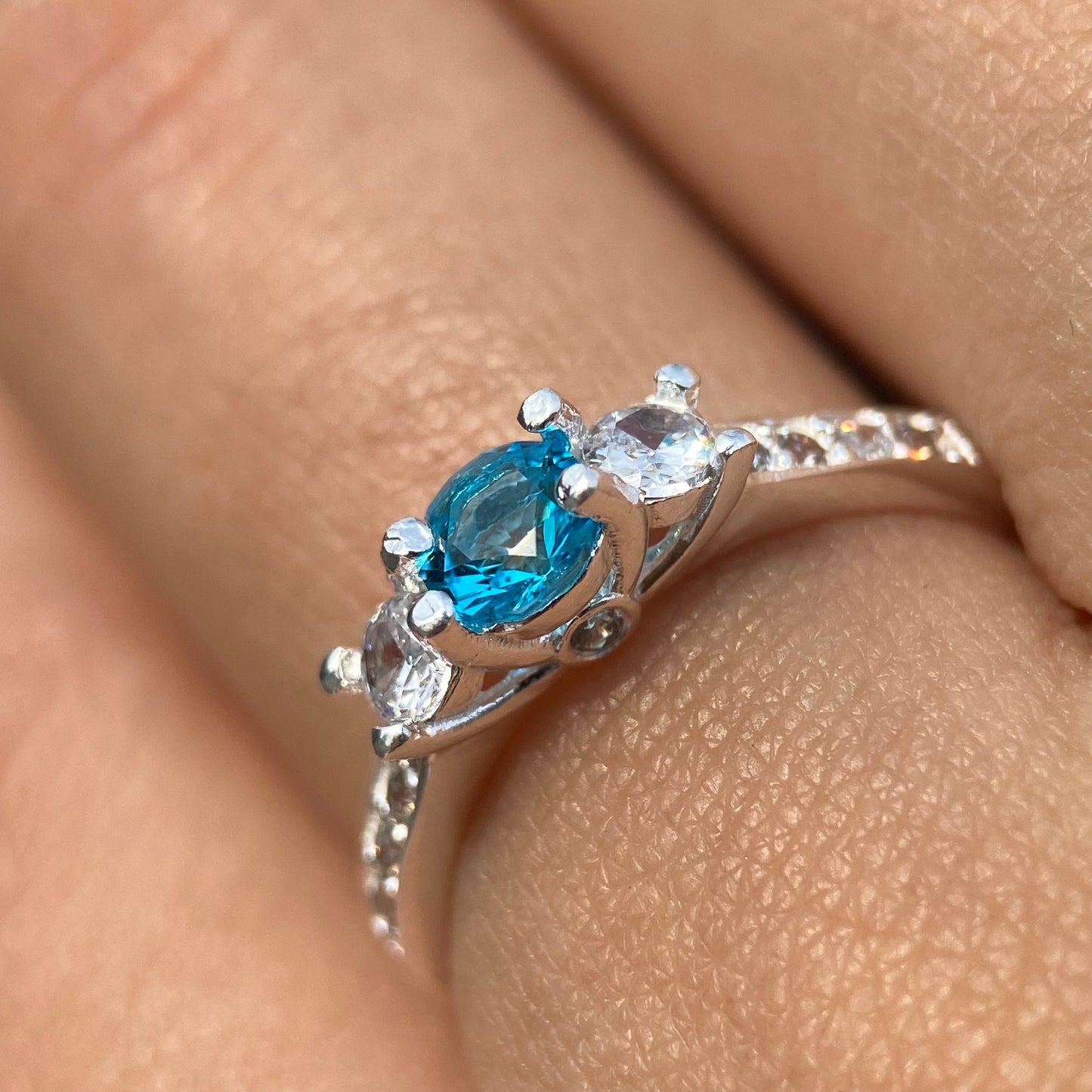 Cielo ring in 10k white gold with Blue zirconia