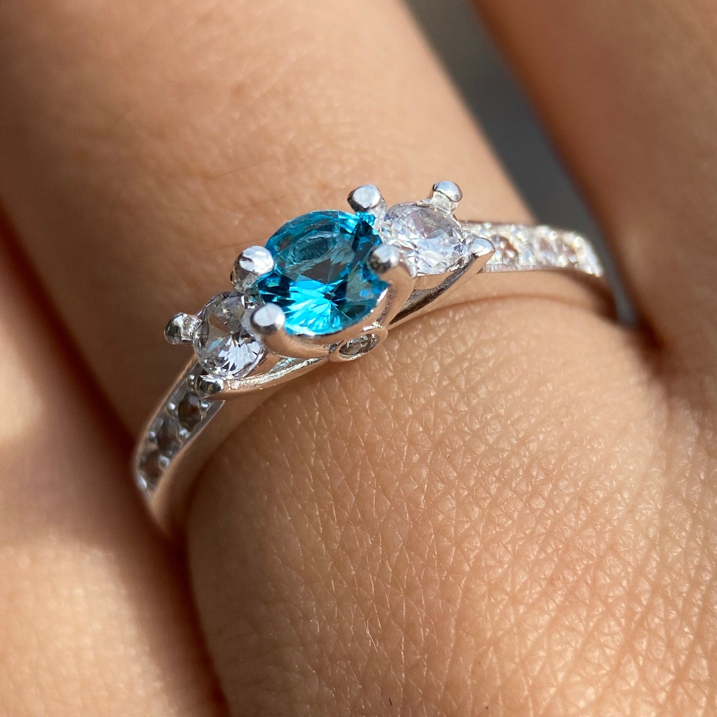 Cielo ring in 14k white gold with blue zirconia