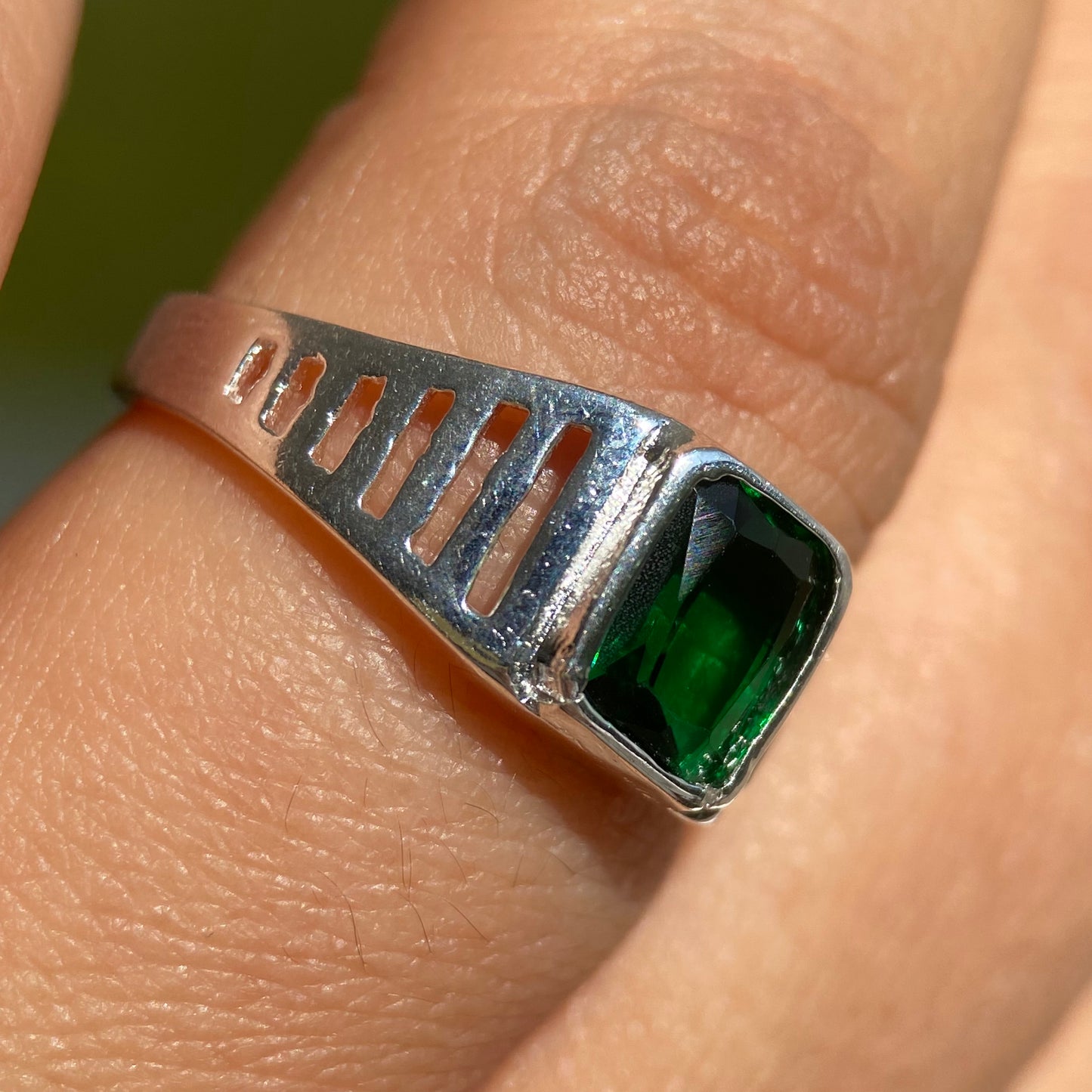 Anillo Mael en plata con circonia verde