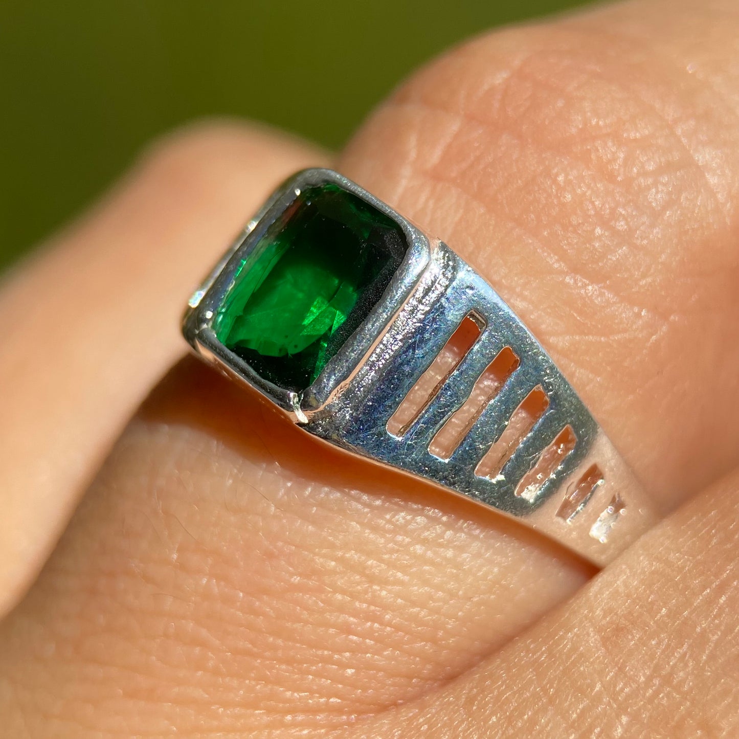 Mael ring in silver with green zirconia