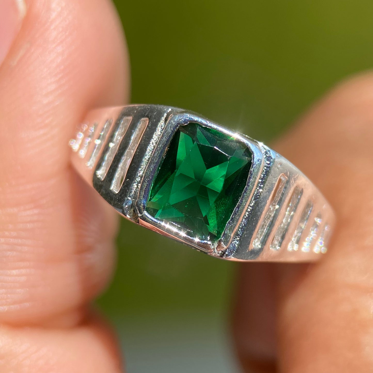 Anillo Mael en plata con circonia verde