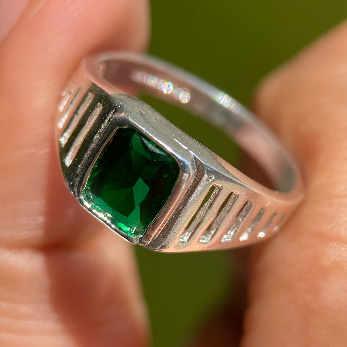 Anillo Mael en plata con circonia verde