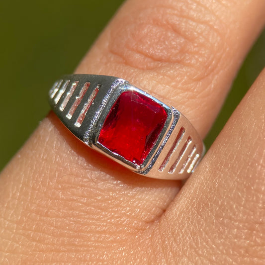 Anillo Mael en plata con circonia roja