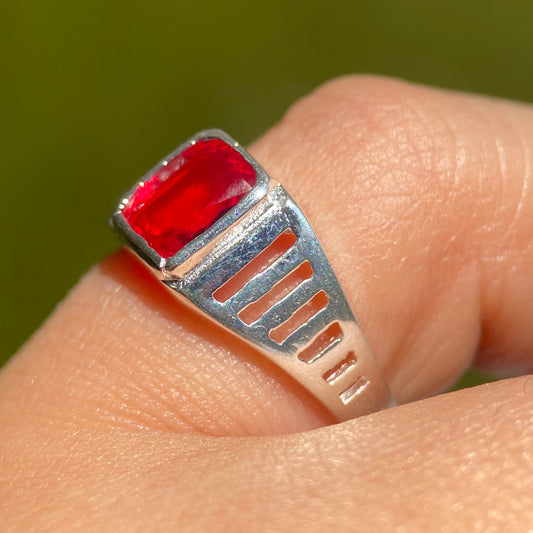 Anillo Mael en plata con circonia roja