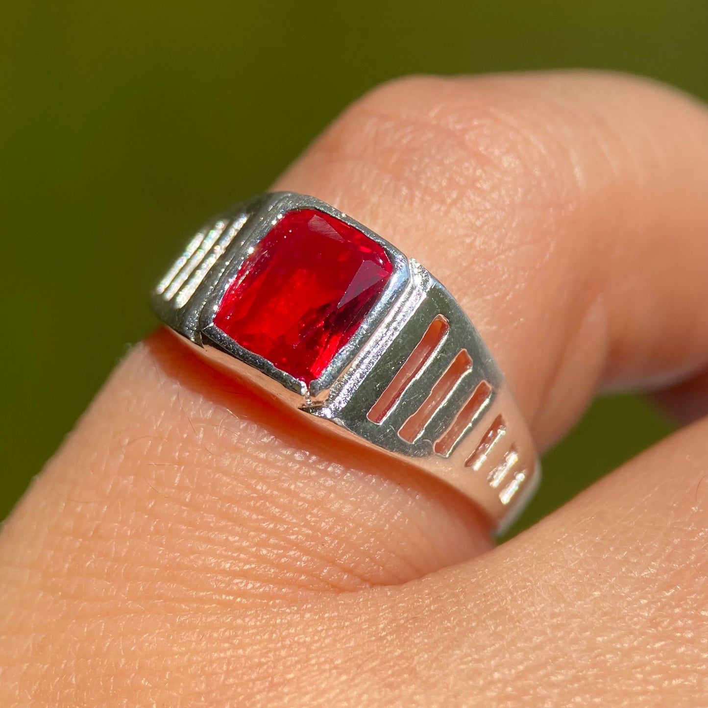 Anillo Mael en plata con circonia roja