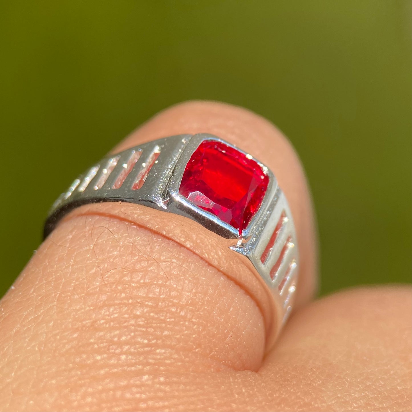 Anillo Mael en plata con circonia roja