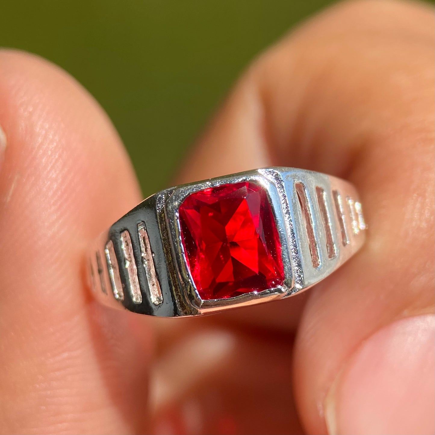 Anillo Mael en plata con circonia roja