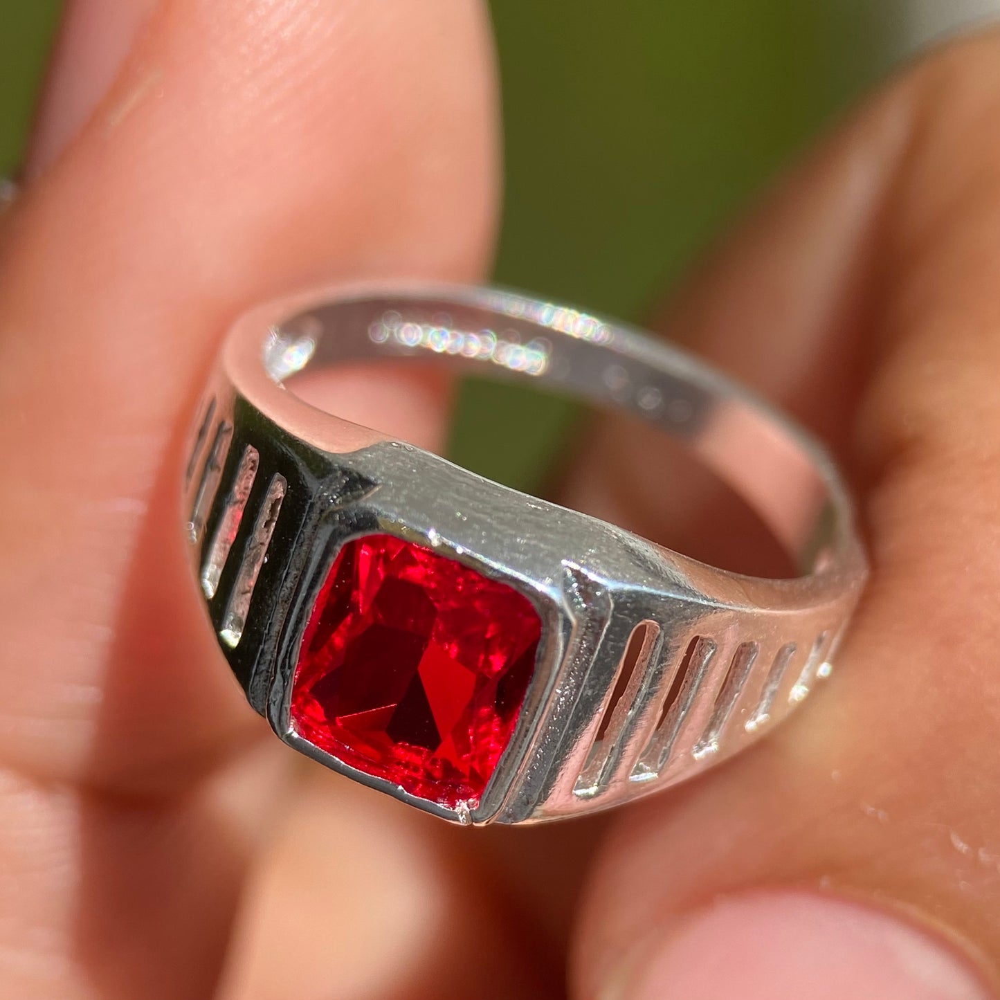 Anillo Mael en plata con circonia roja