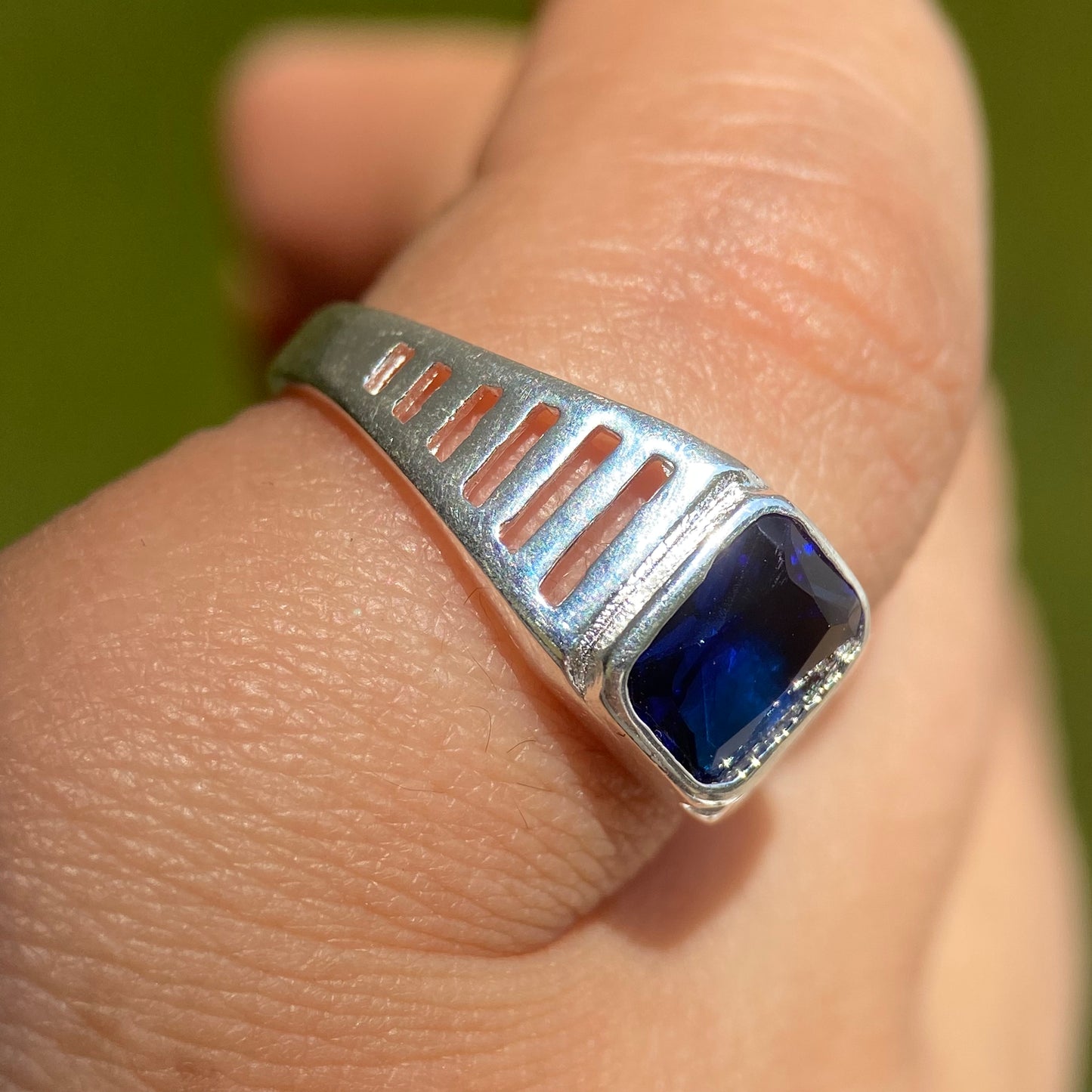 Anillo Mael en plata con circonia azul