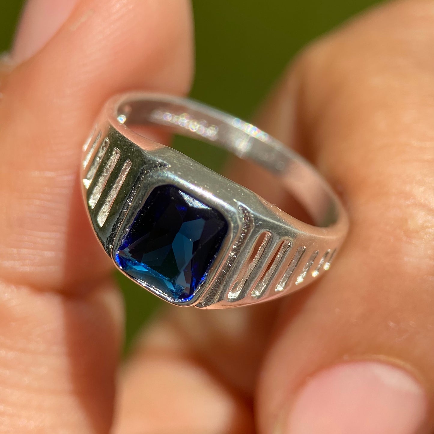 Mael ring in silver with blue zirconia