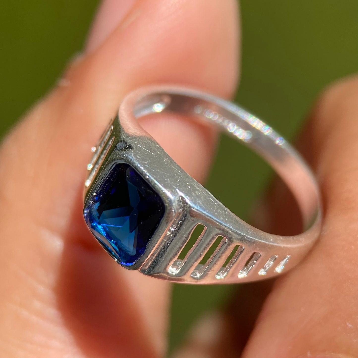 Anillo Mael en plata con circonia azul