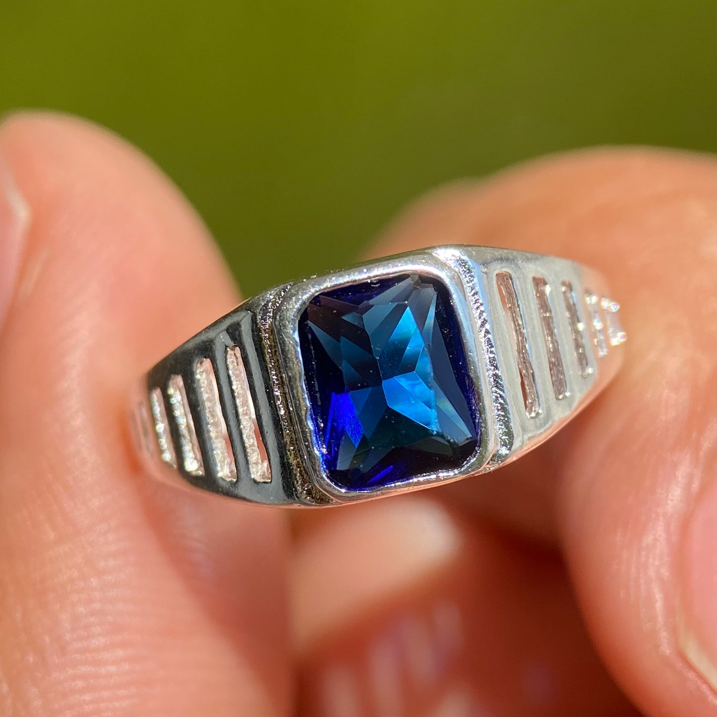 Anillo Mael en plata con circonia azul