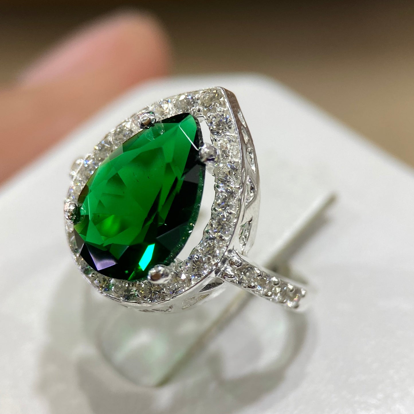 Polet ring in 14k white gold with green zirconia inspired by Hurrem 