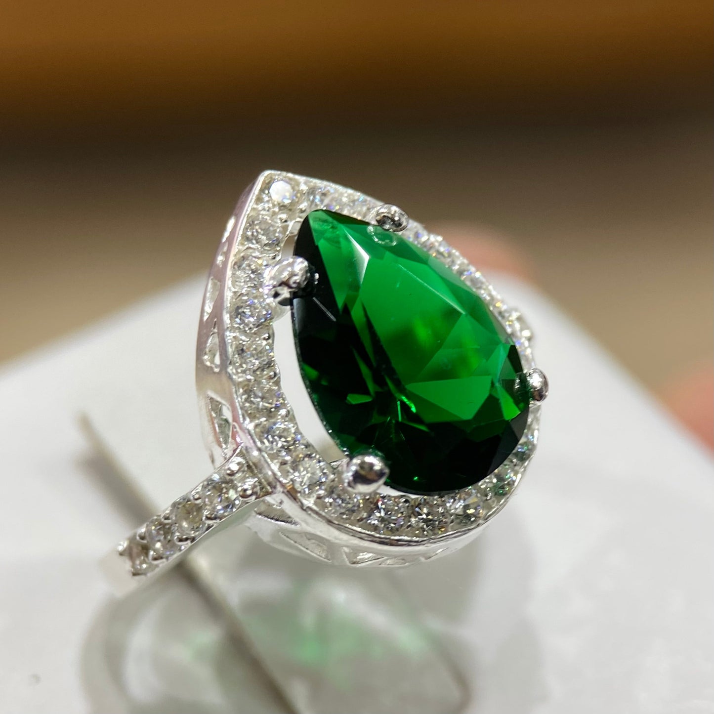 Polet ring in 14k white gold with green zirconia inspired by Hurrem 