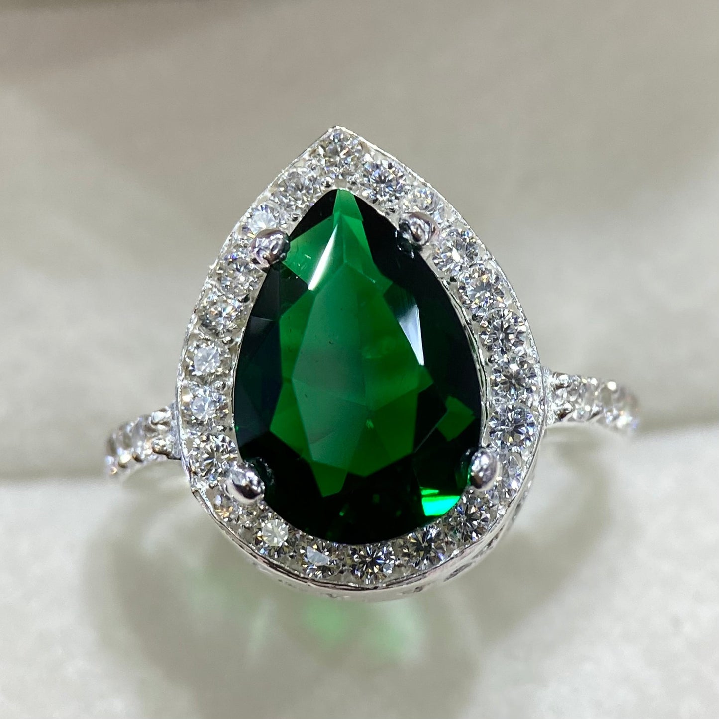 Polet ring in 14k white gold with green zirconia inspired by Hurrem 