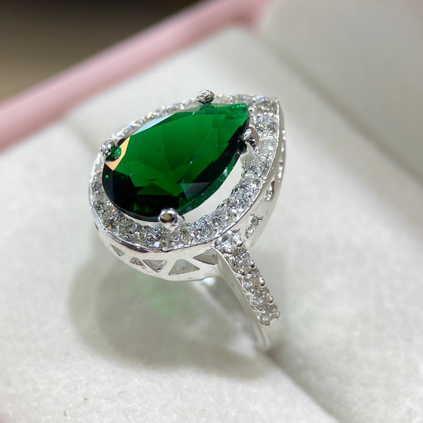 Polet ring in 10k white gold with green zirconia inspired by Hurrem