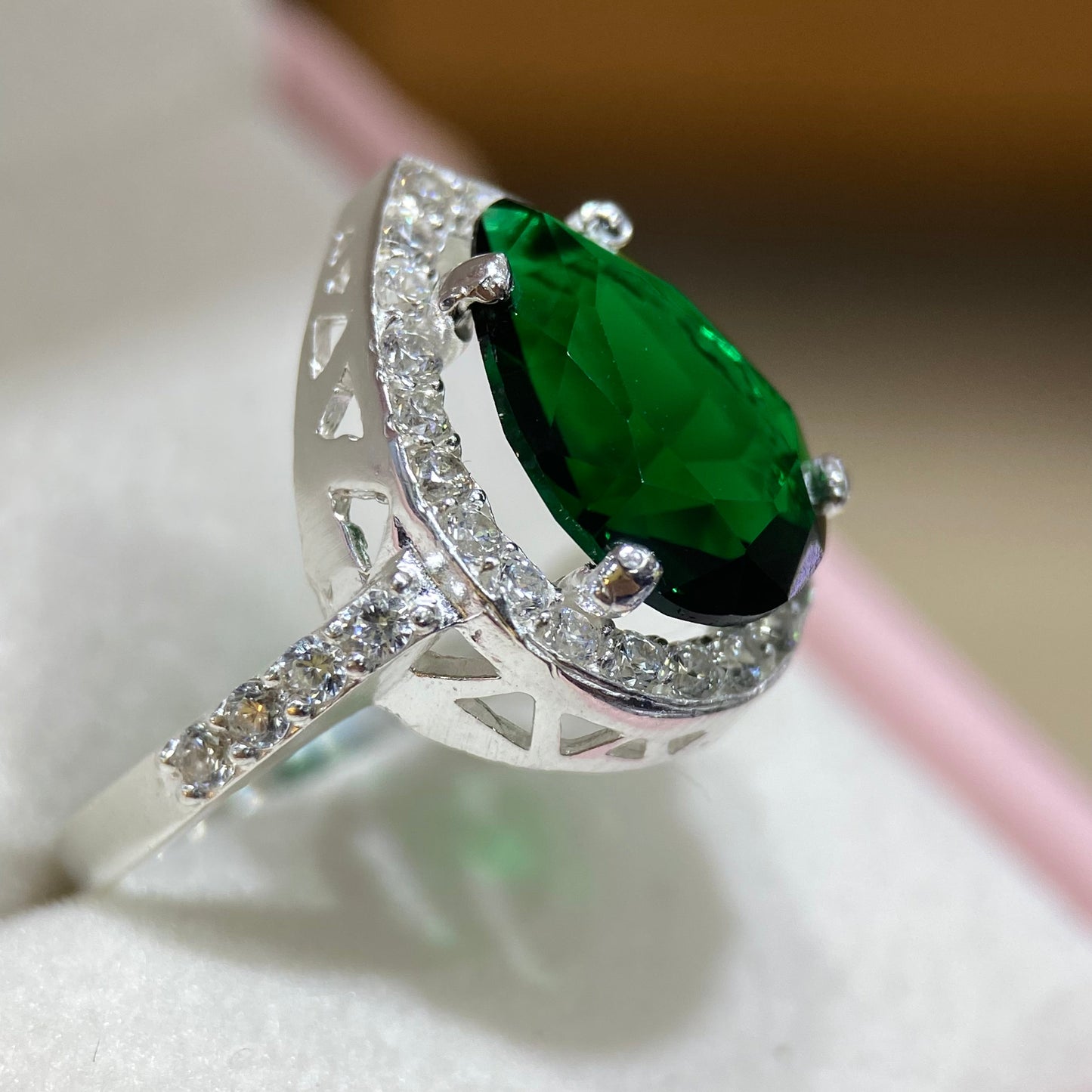 Polet ring in 10k white gold with green zirconia inspired by Hurrem