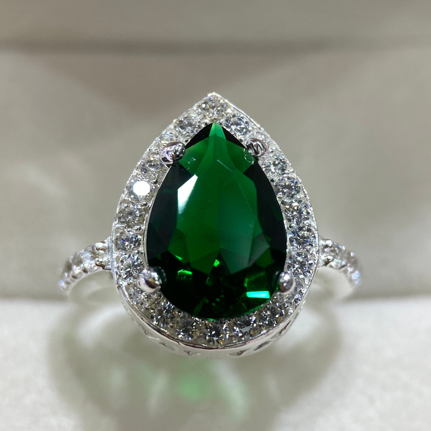 Polet ring in 10k white gold with green zirconia inspired by Hurrem