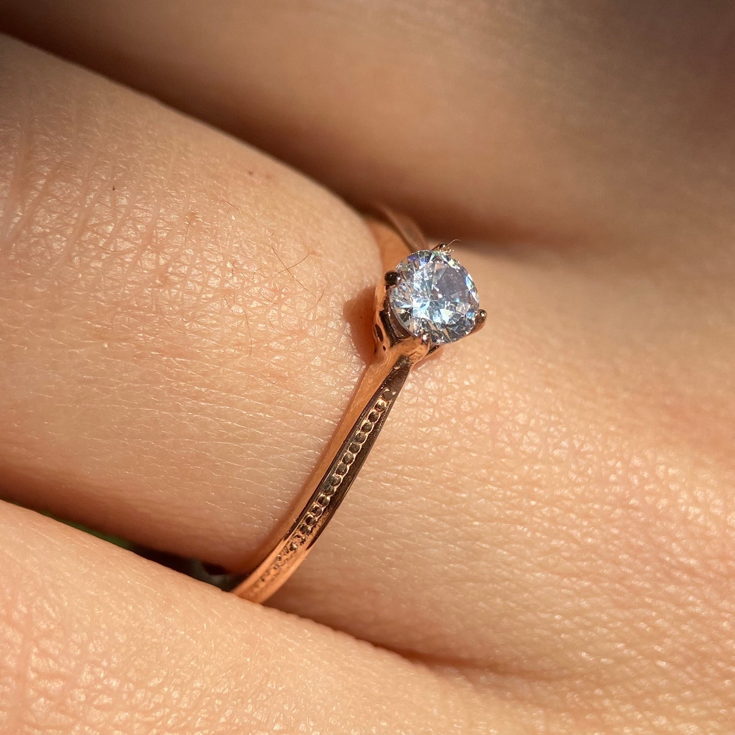 Lahia ring in 18k rose gold with zirconia 