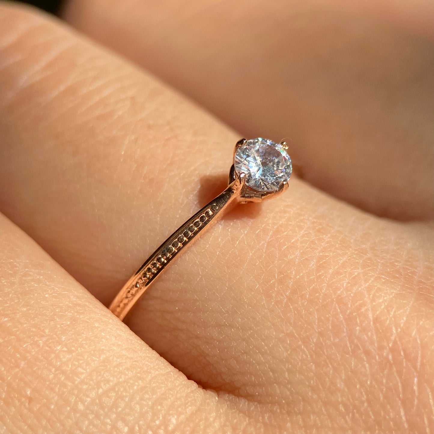 Lahia ring in 18k rose gold with zirconia 