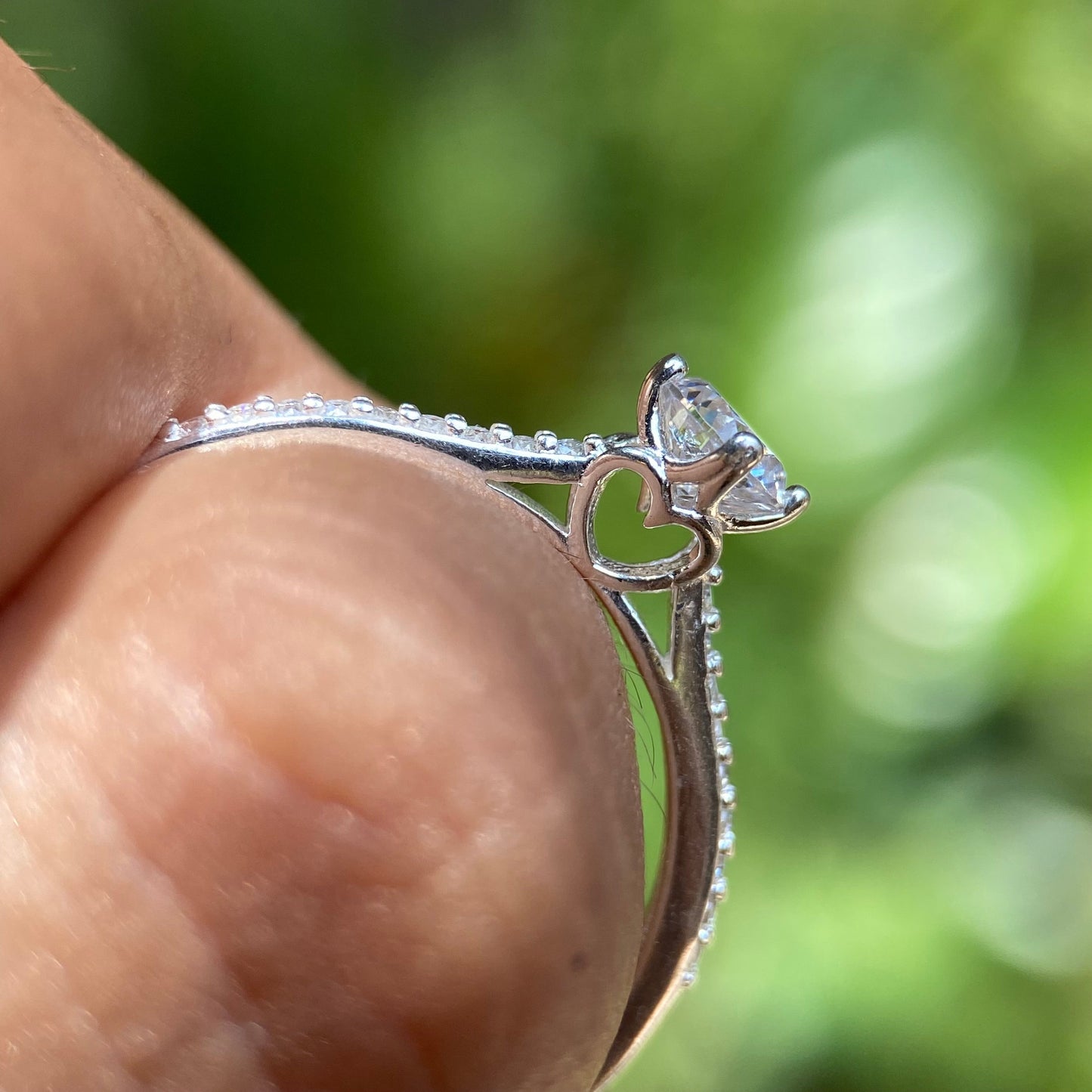 Arnel ring in 10k white gold with zircons 