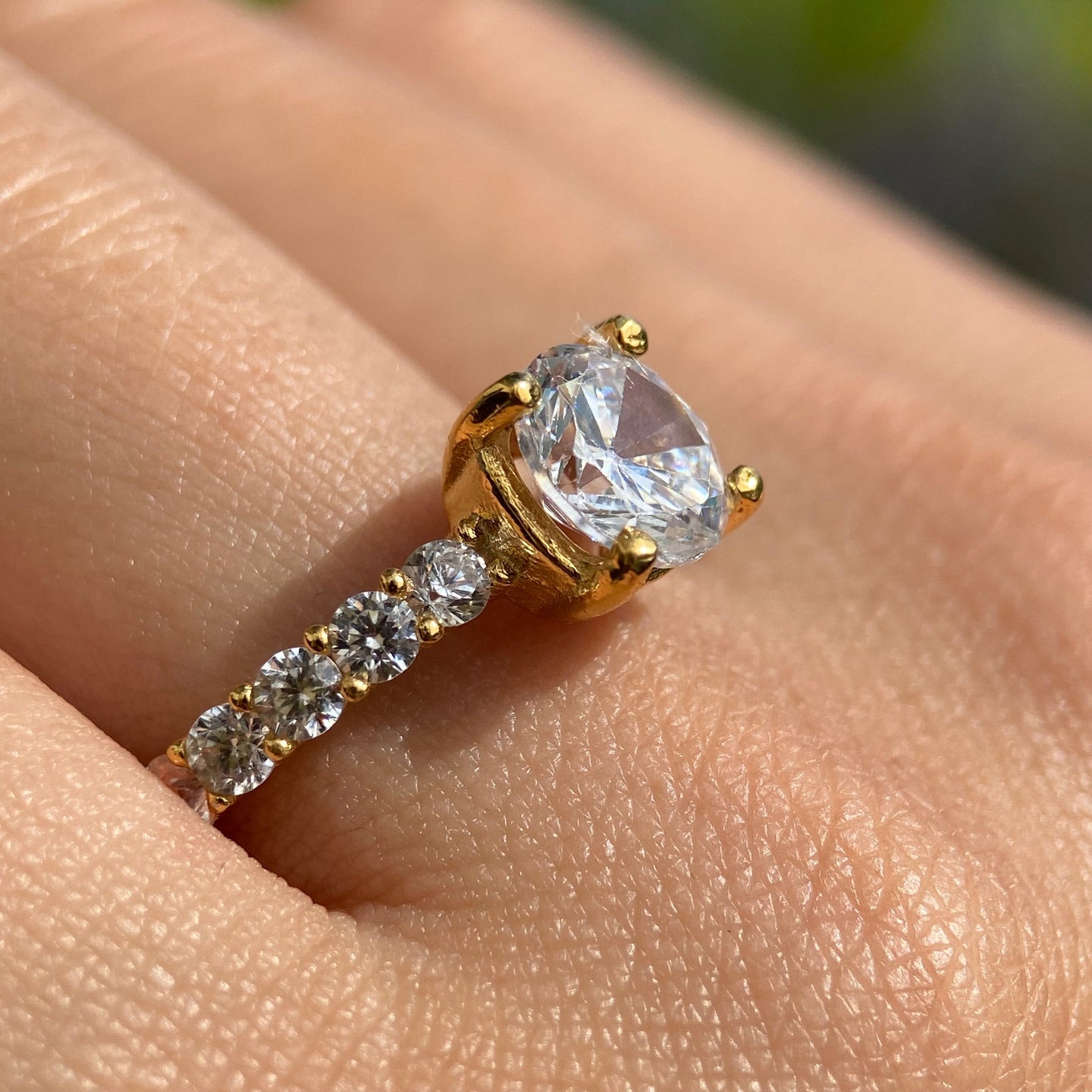 Cassie ring in 18k yellow gold with zircons