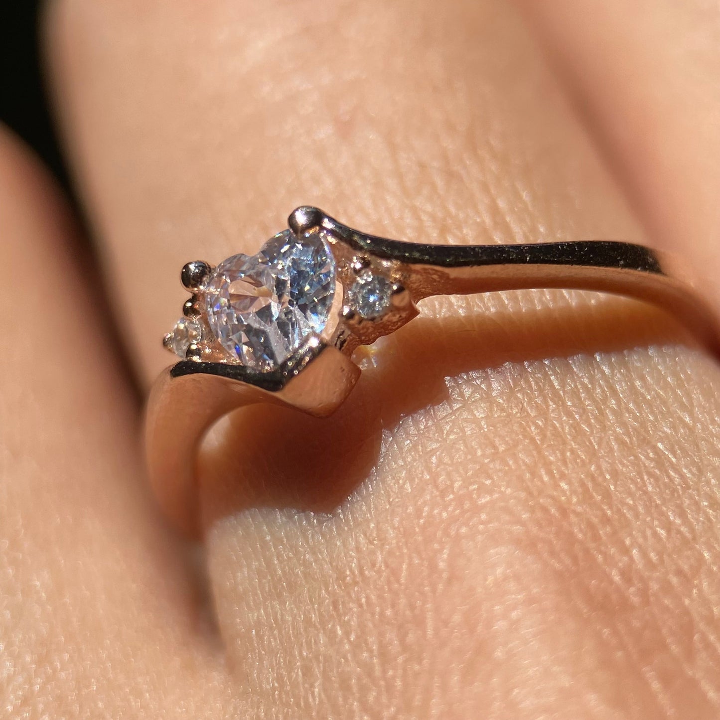 Alice ring in 18k rose gold with zircons 